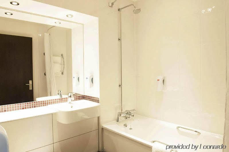 Premier Inn Canterbury City Centre Экстерьер фото
